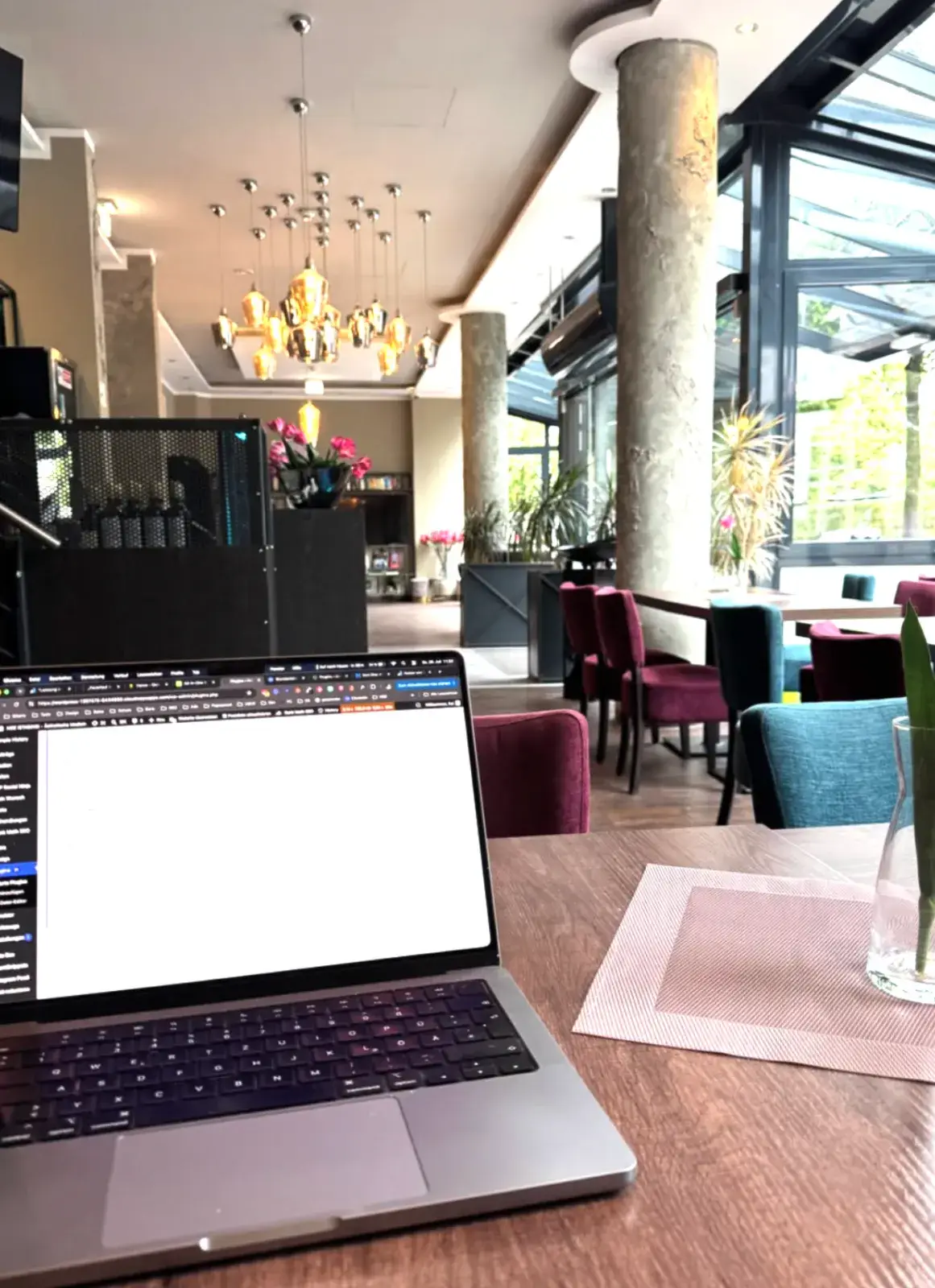Laptop auf einem Tisch im Café, Arbeiten unterwegs